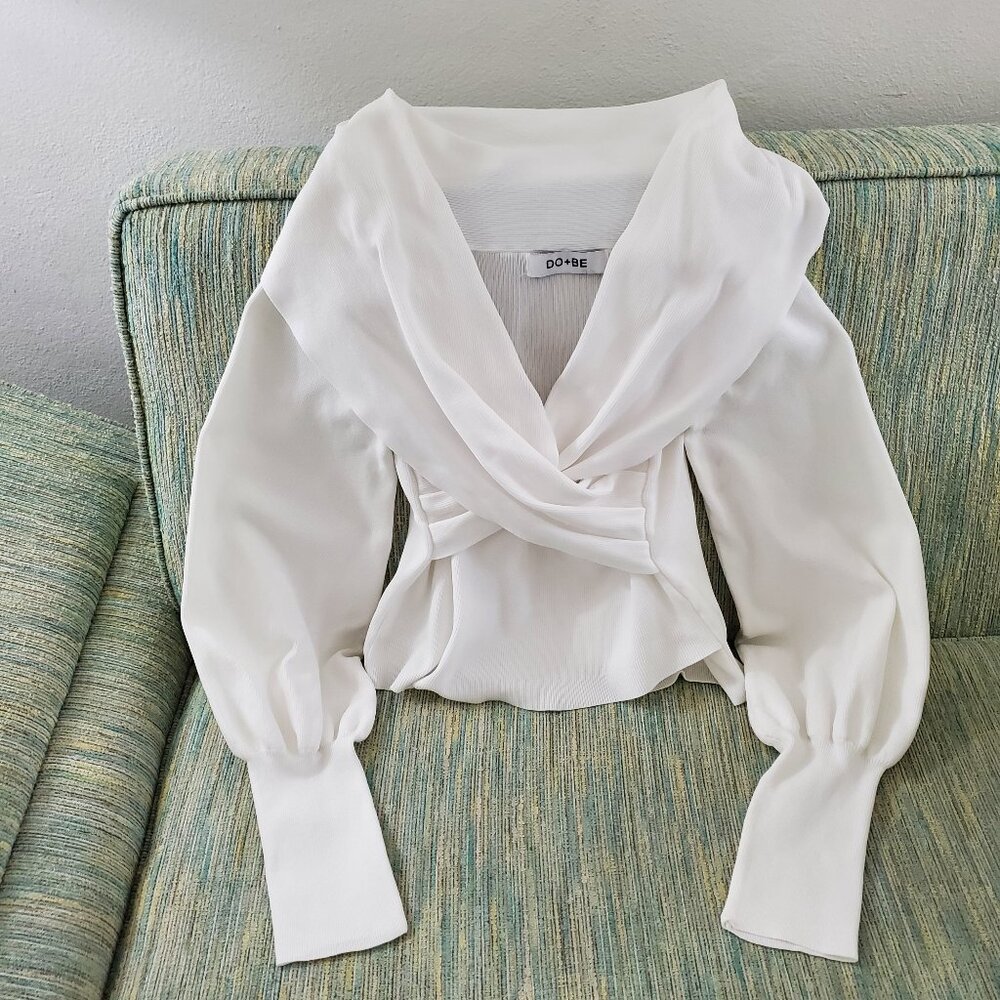 BEAUTIFUL AND UNUSUAL CROPPED WHITE TOP